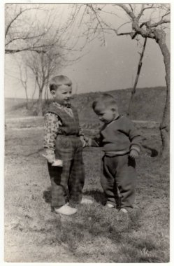 Vintage Fotoğraf iki küçük çocuklar açık gösterir. Retro siyah ve beyaz fotoğraf.