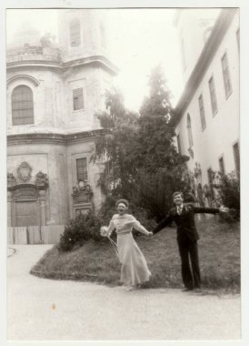  Vintage fotoğraf gösterileri genç yeni-evliler (gelin çift) Kilisesi önünde. Retro siyah ve beyaz fotoğraf.