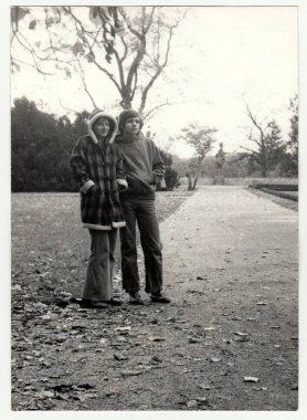  Vintage Fotoğraf gençler (kız ve erkek) sonbahar (Güz) gösterir. Retro siyah ve beyaz fotoğraf 