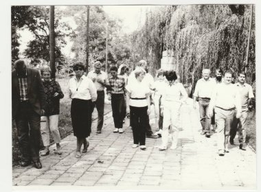 Vintage Fotoğraf insanlar yürümek gösterir. Retro siyah ve beyaz fotoğraf 