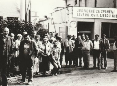 Vintage Fotoğraf işçileri fabrika önünde gösterir. Retro siyah ve beyaz fotoğraf 