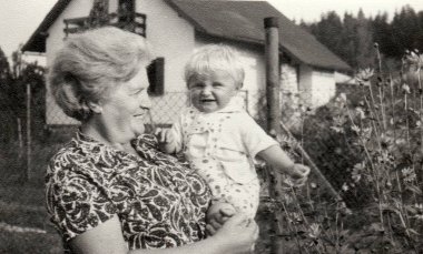 Vintage Fotoğraf büyükanne küçük bir bebek tutan gösterir. Retro siyah ve beyaz fotoğraf 