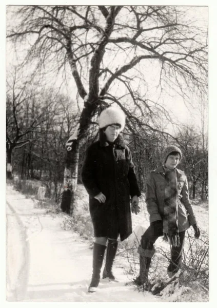 ビンテージ写真は、冬時間で母と娘を示しています。レトロなブラック ・ ホワイトの写真. — ストック写真