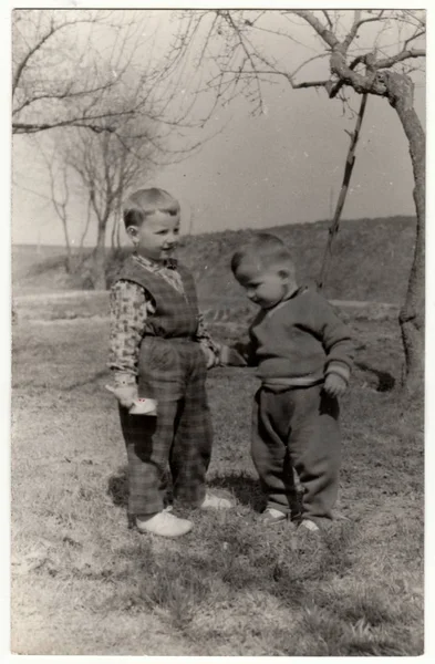 Vintage fotó mutatja a két kis fiú szabadtéri. Retro fekete & fehér fotózás. — Stock Fotó