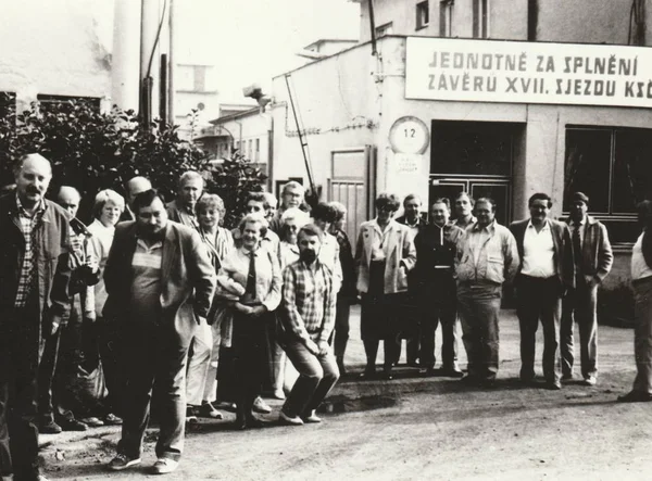 Vintage φωτογραφία δείχνει εργαζόμενους μπροστά από το εργοστάσιο. Ρετρό μαύρο & λευκό φωτογραφίας — Φωτογραφία Αρχείου