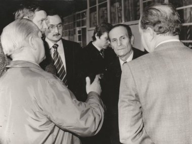 Vintage Fotoğraf fabrikada iş toplantı sırasında erkekler gösterir. Komünist dönemin fotoğraf. Retro siyah ve beyaz fotoğraf.