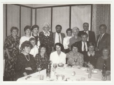Vintage Fotoğraf insanlar kapalı poz gösterir. Şarap ile küçük bir parti. Retro siyah ve beyaz fotoğraf.