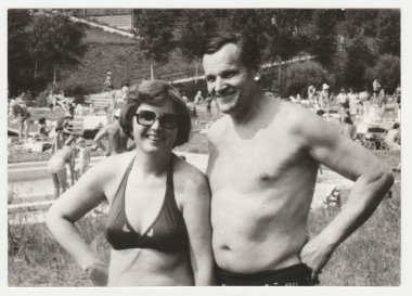 Vintage Fotoğraf Açık Yüzme Havuzu, olgun bir çift gösterir. Tatil (tatil) Tema. Retro siyah ve beyaz fotoğraf.
