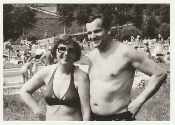 Retro fotografie ukazuje dospělý pár u venkovního bazénu. Téma dovolená (dovolená). Retro černé & bílé fotografie. — Stock fotografie