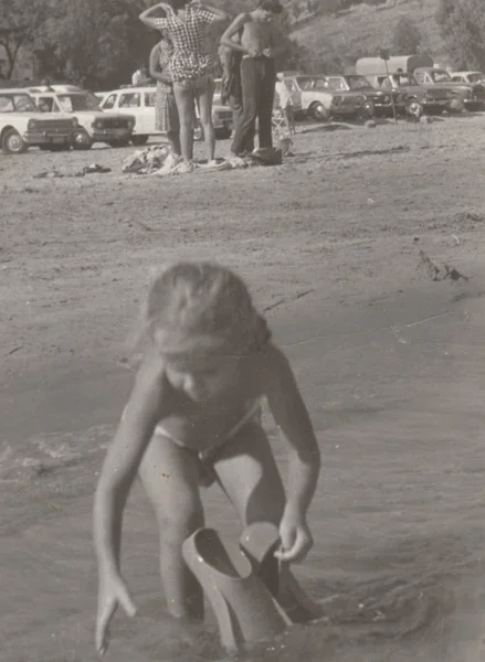Foto vintage mostra uma menina pequena joga na água com nadadeiras. Férias (férias) tema. Retro preto & fotografia branca . — Fotografia de Stock