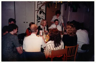 Retro fotoğraf insanlar ev partisinde gösterir. Vintage renkli fotoğraf.
