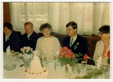 Retro fotoğraf yeni evliler ve düğün konukları düğün bayram sırasında gösterir. Vintage renkli fotoğraf.
