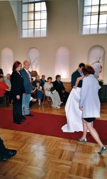 Foto retro muestra a los recién casados e invitados a la boda durante la ceremonia de la boda. Fotografía a color vintage . — Foto de Stock