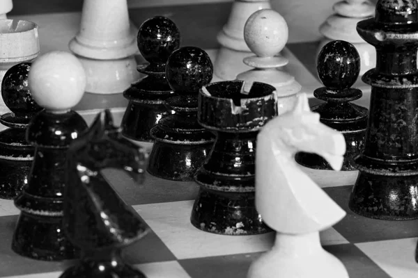 빈티지 나무 체스 조각입니다. 레트로 효과입니다. 블랙 & 화이트 사진. — 스톡 사진