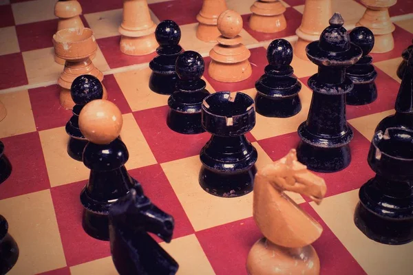 빈티지 나무 체스 조각입니다. 그림자 색조와 함께 레트로 효과. — 스톡 사진