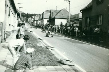 Retro fotoğraf sokakta yarış go-kartlar gösterir. Vintage Fotoğraf.