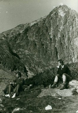 Retro fotoğraf turist dağ gezisi sırasında dinlen gösterir. Vintage Fotoğraf.