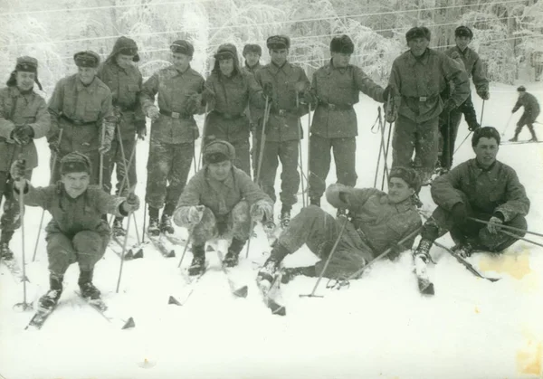 Foto retrô mostra jovens homens (soldados) durante o exercício do exército de inverno. Soldados posam nos esquis. Fotografia vintage . — Fotografia de Stock