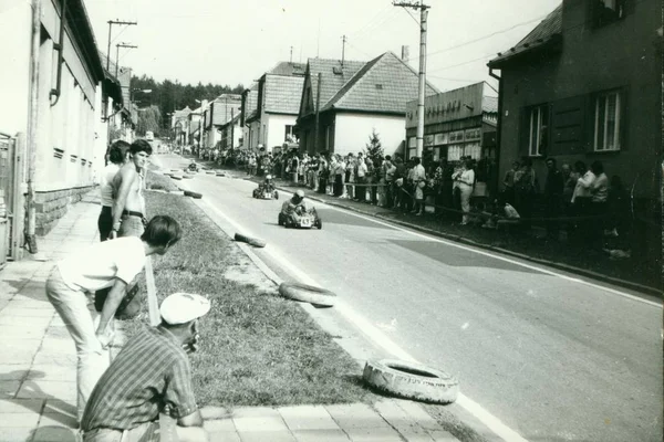 Foto retro muestra karts corriendo en la calle. Fotografía vintage . —  Fotos de Stock