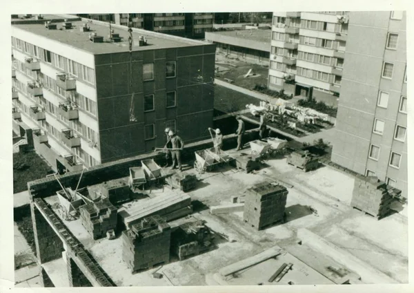 Retro fotoğraf, tuğla örme ustaları blok daireler inşa gösterir. Vintage Fotoğraf. — Stok fotoğraf