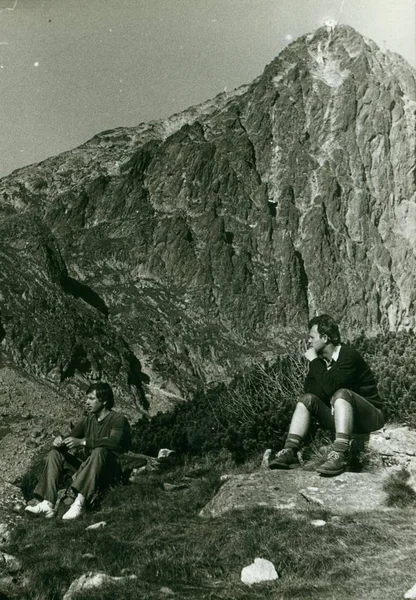 Retro képen turisták van a többi hegyi út során. Vintage fotó. — Stock Fotó