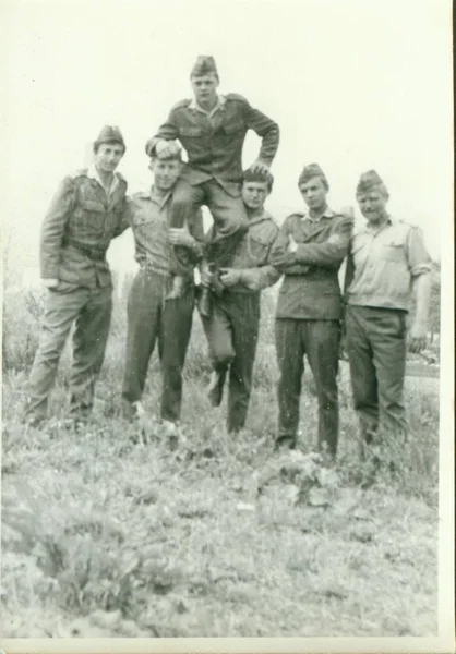 Foto retrô mostra jovens homens (soldados) posar ao ar livre. Fotografia vintage . — Fotografia de Stock