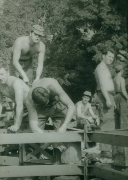 Foto retrô mostra engenheiros de combate (sapadores) construir a construção da ponte. Fotografia vintage . — Fotografia de Stock