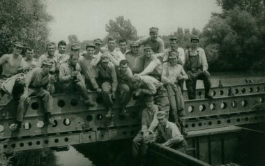 Retro fotoğraf gösterileri Saha mühendisleri (lağımcılar) poz Köprüsü İnşaatı. Vintage Fotoğraf.