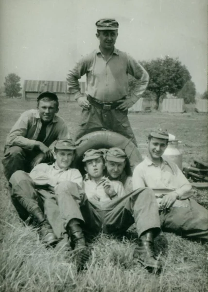Retro-Foto zeigt junge Männer (Soldaten), die im Freien posieren. Oldtimer-Fotografie. — Stockfoto
