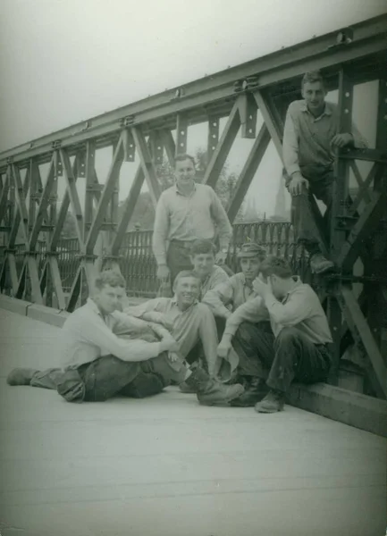 Foto retrô mostra engenheiros de combate (sapadores) posar na construção da ponte. Fotografia vintage . — Fotografia de Stock