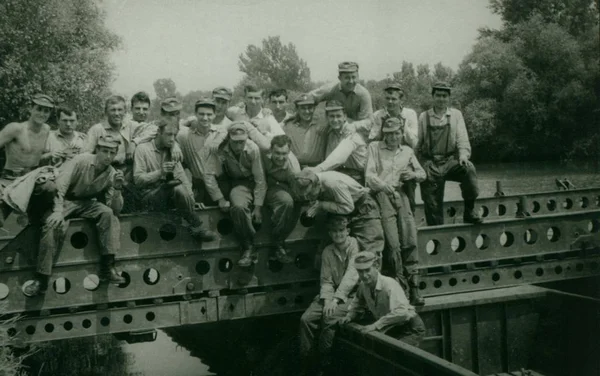 Retro-Foto zeigt Kampfingenieure (Sappers), die auf der Brückenkonstruktion posieren. Oldtimer-Fotografie. — Stockfoto