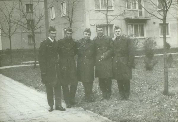 Retro Foto přehlídky mladých mužů (vojáci) pozice venku. Dobová fotografie. — Stock fotografie