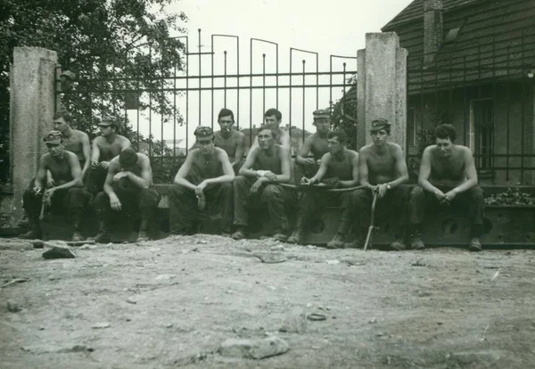 Das Retro-Foto zeigt Kampftechniker (Sappers), die sich auf einem Teil der Brückenkonstruktion ausruhen. Oldtimer-Fotografie. — Stockfoto