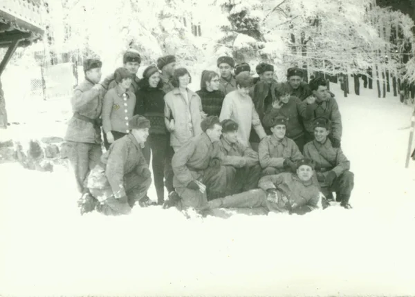 Foto retrô mostra jovens homens (soldados) durante o inverno. Soldados posam com meninas. Fotografia vintage . — Fotografia de Stock