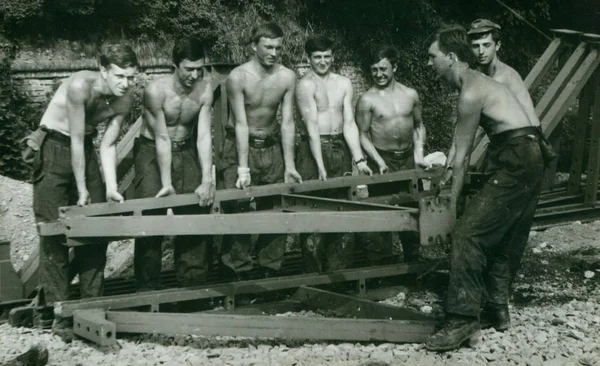 Foto retrô mostra engenheiros de combate (sapadores) posar com parte da construção da ponte. Fotografia vintage . — Fotografia de Stock