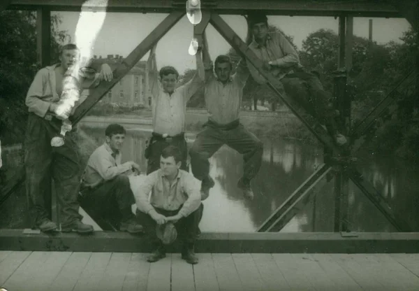 Foto retrô mostra engenheiros de combate (sapadores) posar na construção da ponte. Fotografia vintage . — Fotografia de Stock