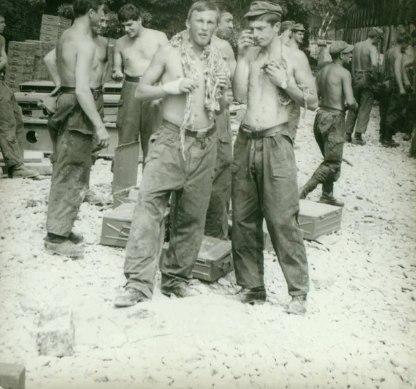 Retro-Foto zeigt junge Männer (Soldaten), die im Freien posieren. Lächelnde Soldaten. Oldtimer-Fotografie. — Stockfoto