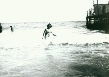 Retro fotoğraf kadın Sahil (deniz surf) gösterir. Vintage Fotoğraf.