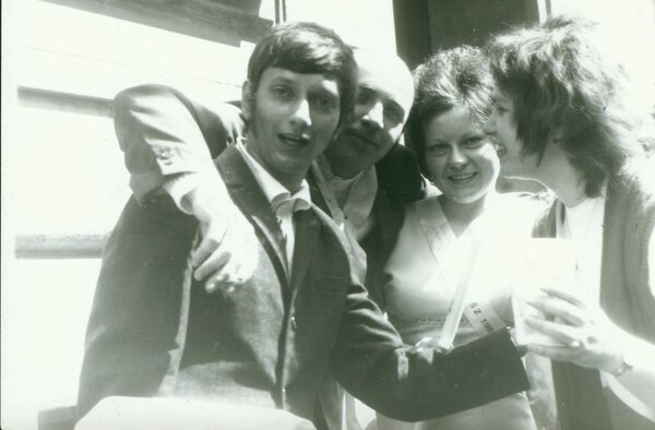 Ретро-фото показывает молодых людей во время тряпичного дня. Винтажная фотография
.