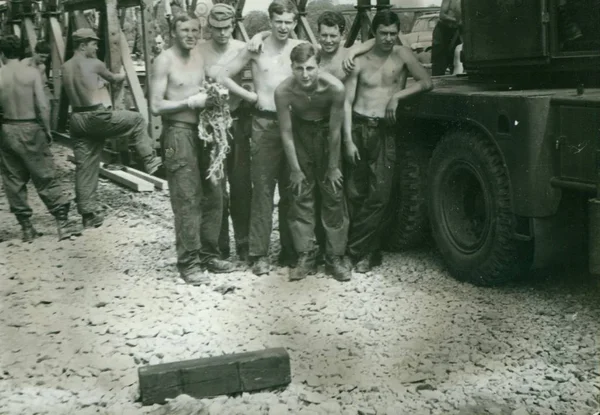 Foto retrô mostra engenheiros de combate (sapadores) posar na frente da construção da ponte. Fotografia vintage . — Fotografia de Stock