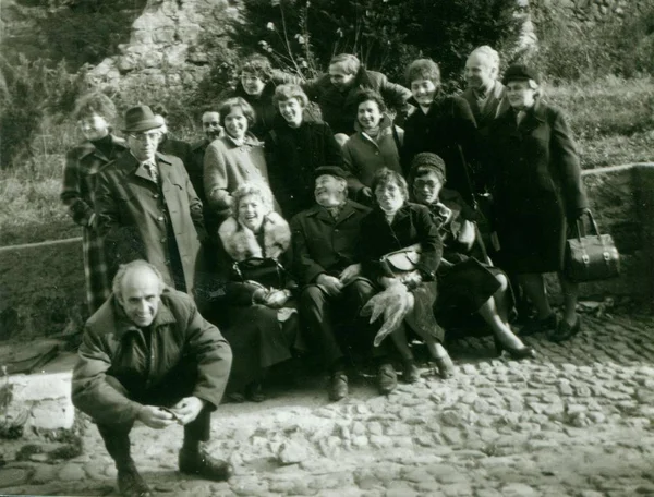 Photo rétro montre les personnes âgées posent à l'extérieur. Photographie vintage . — Photo