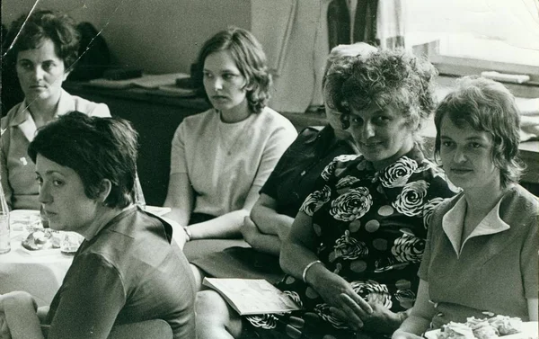 Foto retrò mostra le donne celebrano la Giornata internazionale della donna. Fotografia d'epoca comunista . — Foto Stock