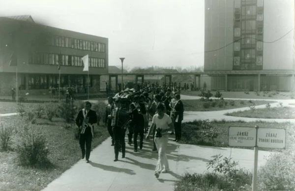 Foto retrò mostra i giovani durante una giornata straccio. Fotografia vintage . — Foto Stock