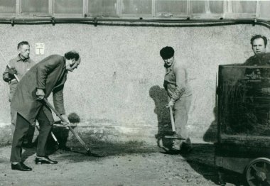 Retro fotoğraf fabrika birim temizlik işçileri gösterir. Vintage Fotoğraf.