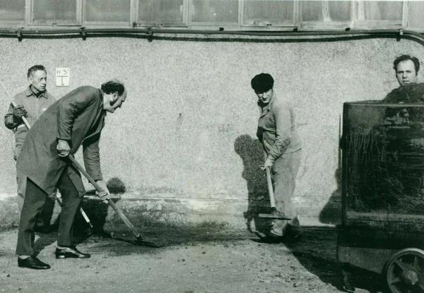 Retro zdjęcie pokazuje pracowników Czyszczenie urządzenia fabryczne. Zdjęcia archiwalne. — Zdjęcie stockowe