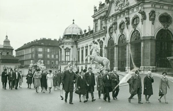 Retro photo shows tourists during city tour (sightseeing (tour)). Vintage photography. — Stock Photo, Image