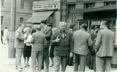 Retro fotoğraf turist sokakta gösterir. Vintage siyah ve beyaz fotoğraf.