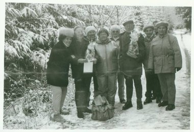 Retro fotoğraf turistler kış aylarında gösterir. Vintage siyah ve beyaz fotoğraf.