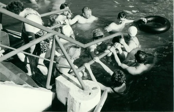 Foto retrô mostra nadadores na piscina exterior. Vintage preto & branco fotografia . — Fotografia de Stock