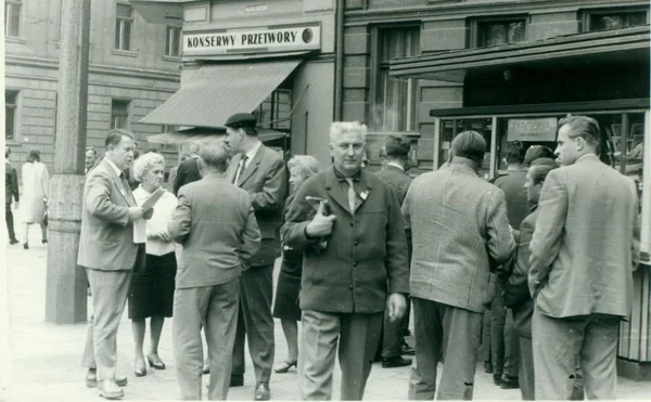 Retro fotografie ukazuje turisty na ulici. Dobová fotografie černé & bílé. — Stock fotografie